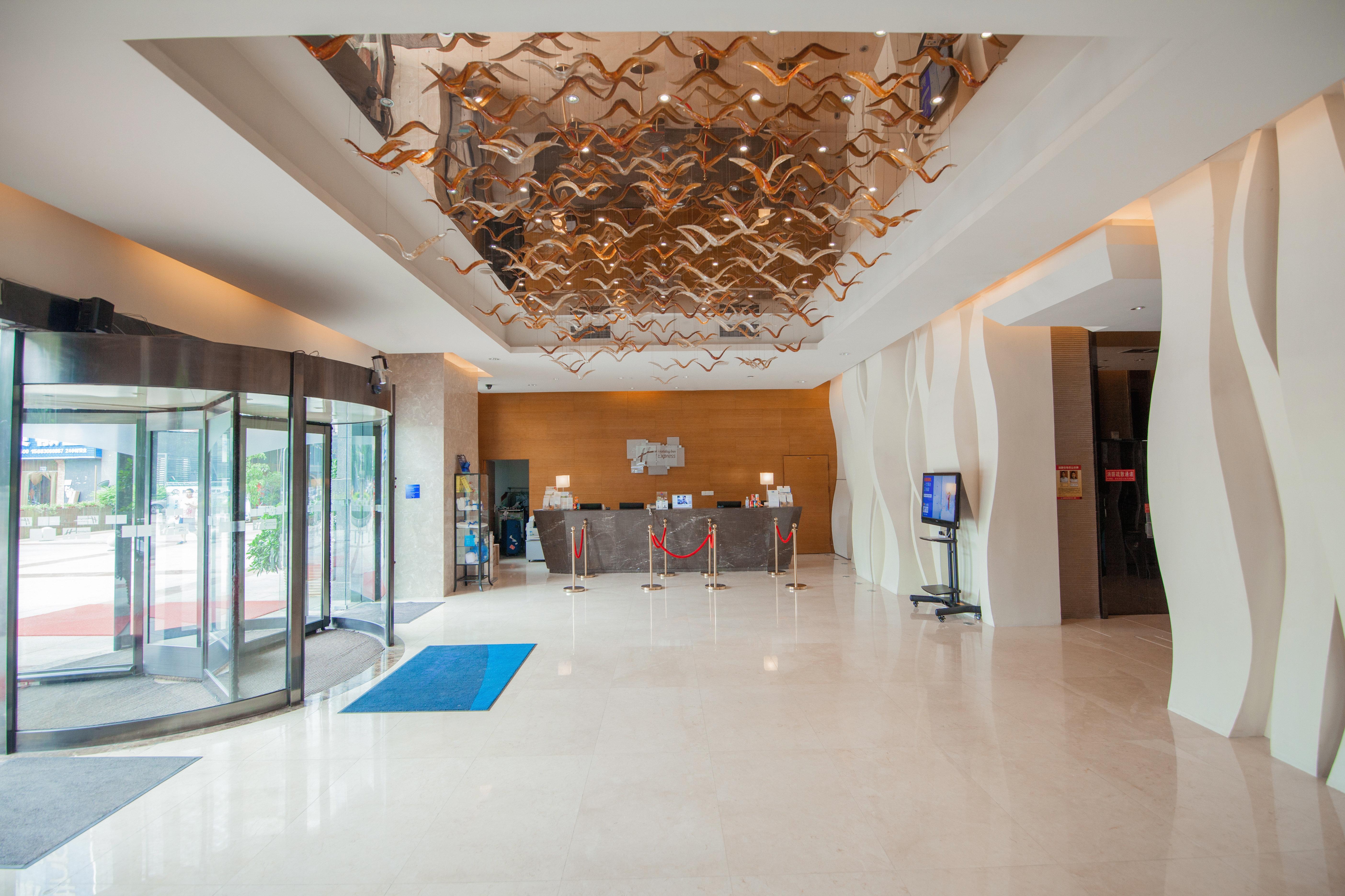 Holiday Inn Express Chongqing Guanyinqiao By Ihg Exterior photo