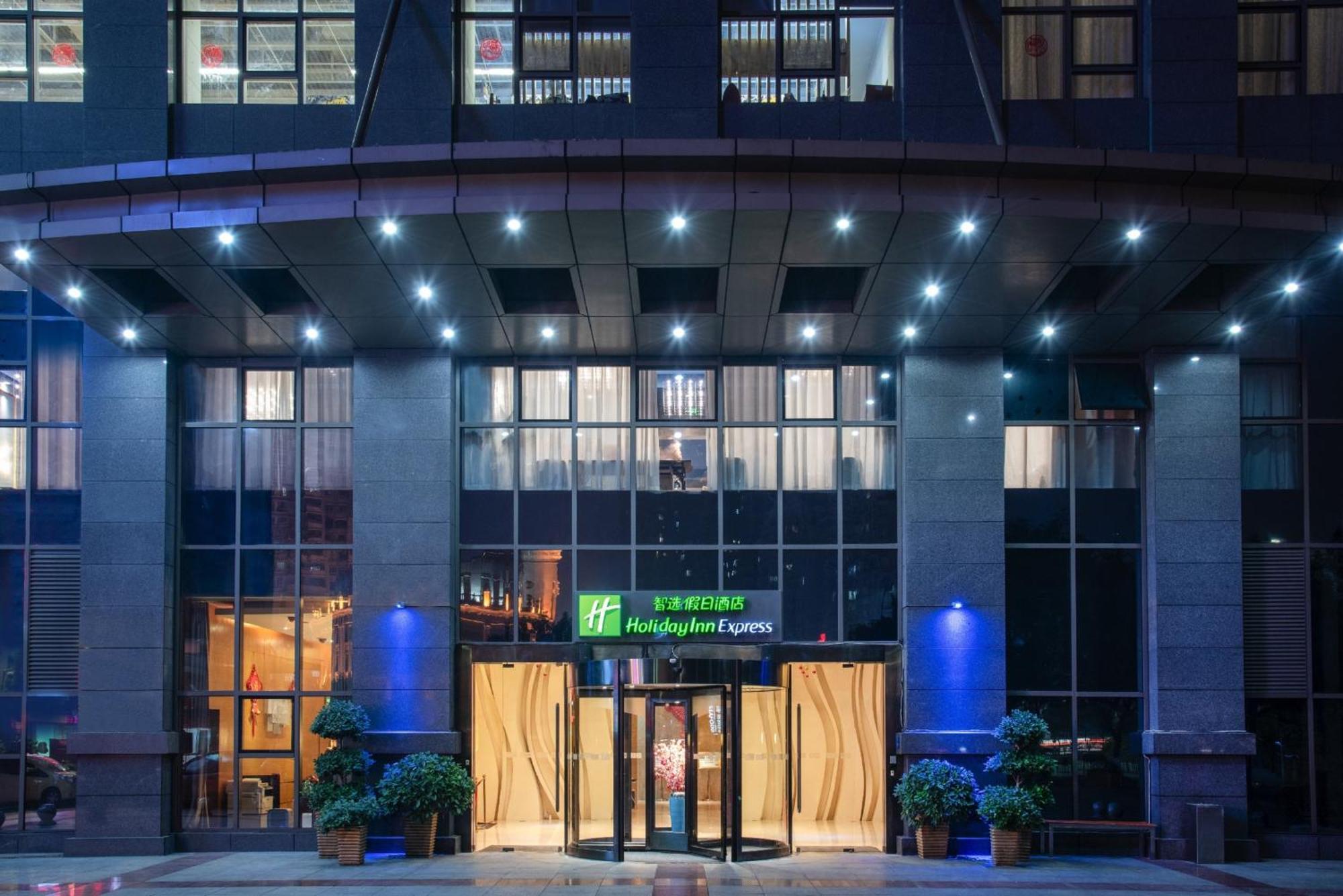 Holiday Inn Express Chongqing Guanyinqiao By Ihg Exterior photo